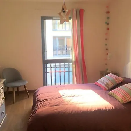 Appartement T3 Avec Terrasse, Proche Port, Commerces Et Plage *